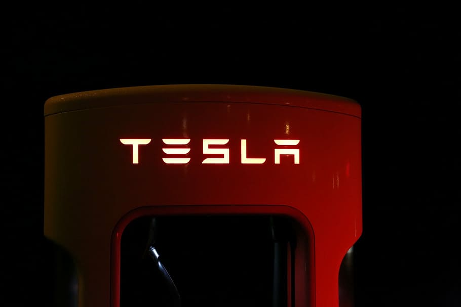 Morgan Stanley has downgraded an American electric vehicle and clean energy company Tesla to underweight from equal-weight amid China risks, Morgan Stanley’s $650 price target, trimmed from $680, suggests about 33% downside. Morgan Stanley analyst Adam Jonas downgraded Tesla (NASDAQ: TSLA) from Equalweight to Underweight with a price target of $650.00 (from $680.00). Goldman Sachs analysts downgraded Tesla Inc. after the stock overshot their price target and bumped General Motors Co. up to a buy on a brighter outlook for global auto sales. While Goldman analysts led by Mark Delaney remain positive on Tesla for the long term, recent price cuts and production challenges with the new Model Y crossover cloud the electric-car maker’s intermediate outlook. Morgan Stanley analyst comments "We're Underweight due to our concerns around China, competition, capital needs and near term demand. The RR skew for TSLA is consistent with an Underweight rating." “Among the many risks facing Tesla at this time, we would rank risks related to U.S.-China relations at the very top,” Jonas wrote in a note to clients. “Many investors we speak with describe Tesla as the ‘Amazon of Autos.’ But we’re asking: What if Amazon is the Amazon of Autos?,” Jonas wrote. The Morgan Stanley analyst said that among the risks to his latest call on Tesla, he may be underestimating the company’s longer-term China growth prospects. Separately, revenue from the company’s “internet of cars” network could drive better-than-expected margins, he added. Tesla shares traded at price 972.84 USD -5.09% at 12 Jun, 7:05 am GMT-4